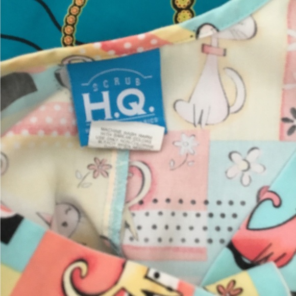 Scrub H.Q. Green /Pink Scrub Top Size Medium $20 - Picture 5 of 7